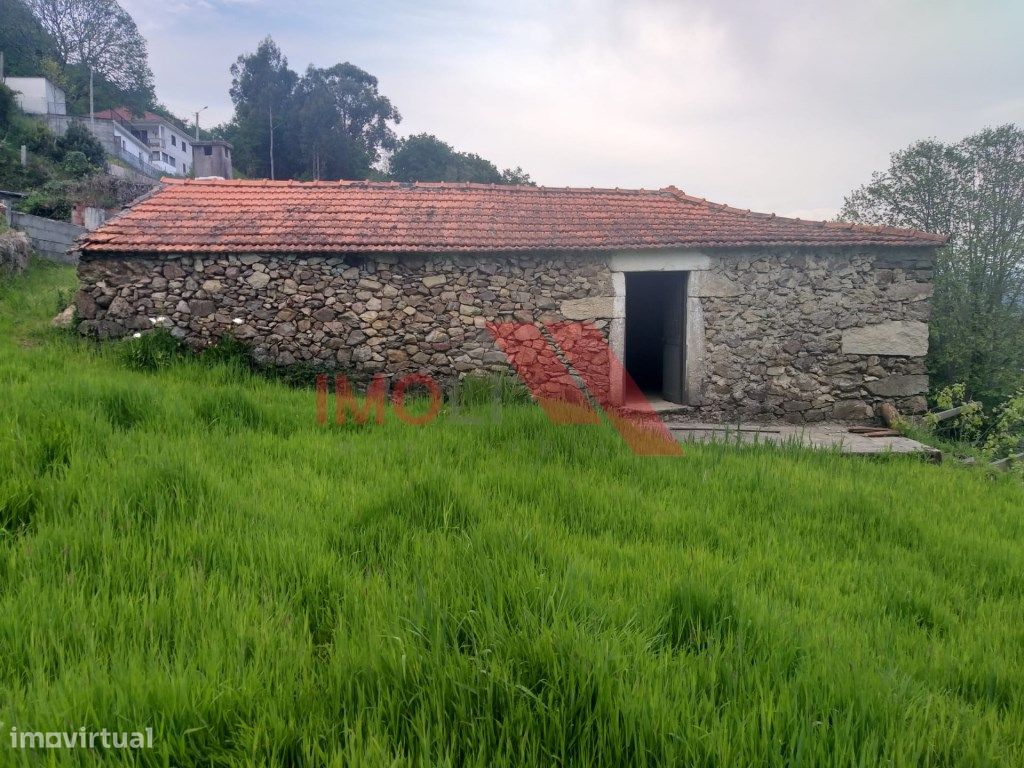 Ruína com 1746m2 de terreno de construção em Padroso Arco...