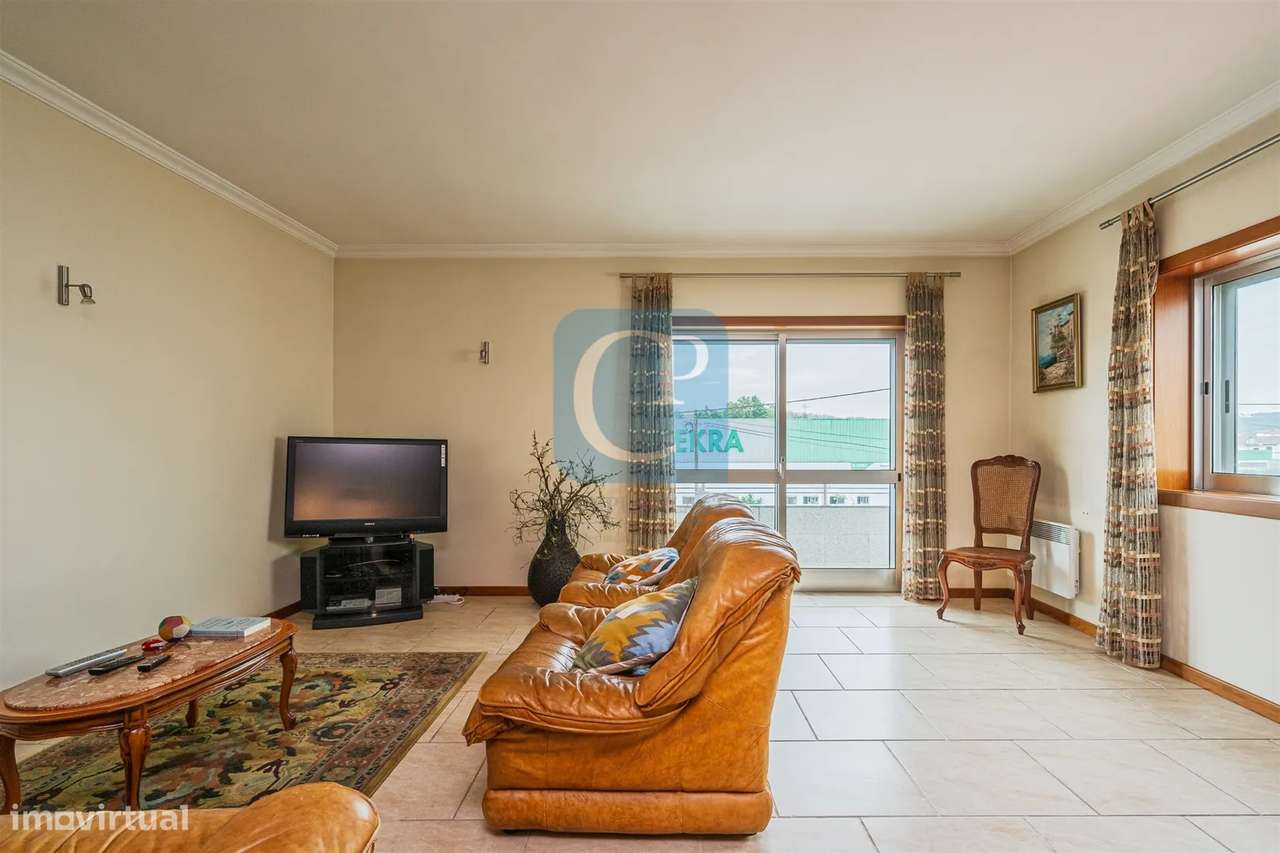 Moradia T3 com Restaurante, em Alfena, Valongo-28