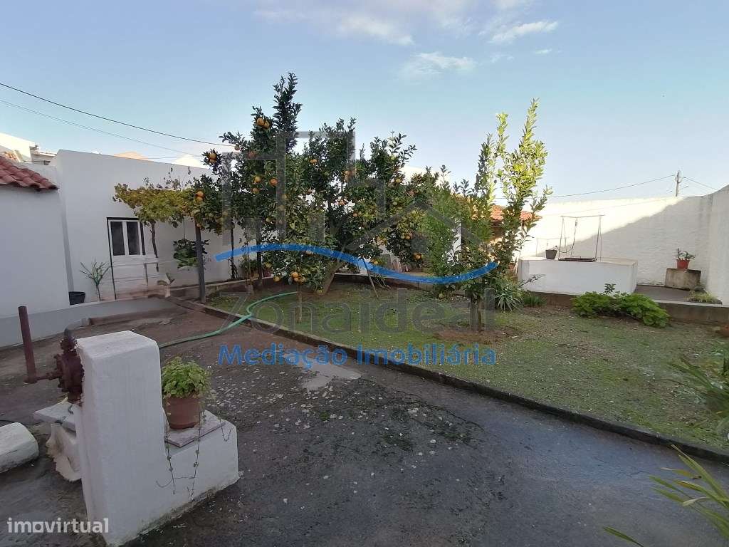 Moradia com dois pisos, nove divisões, anexos, garagem e logradouro...-27