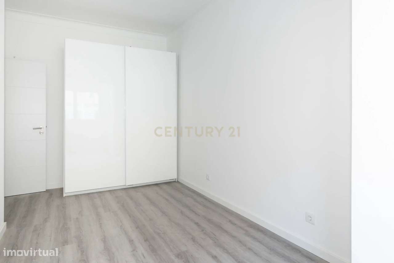T2 totalmente remodelado com cozinha independente no centro de almada-15
