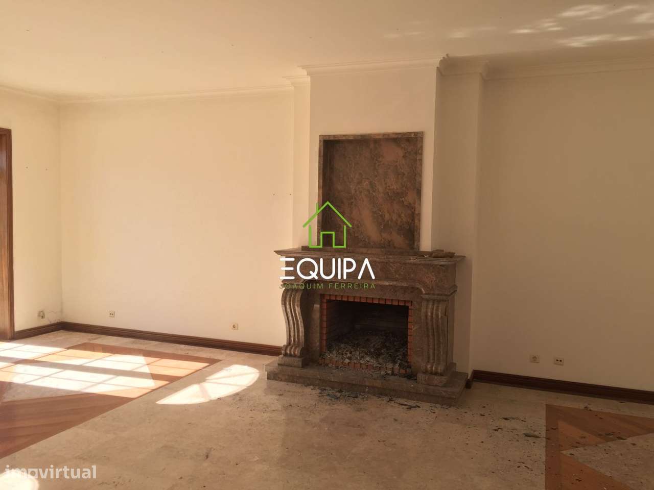 Moradia isolada T-7, na estrada nacional 117, em Belas, concelho de Si-11