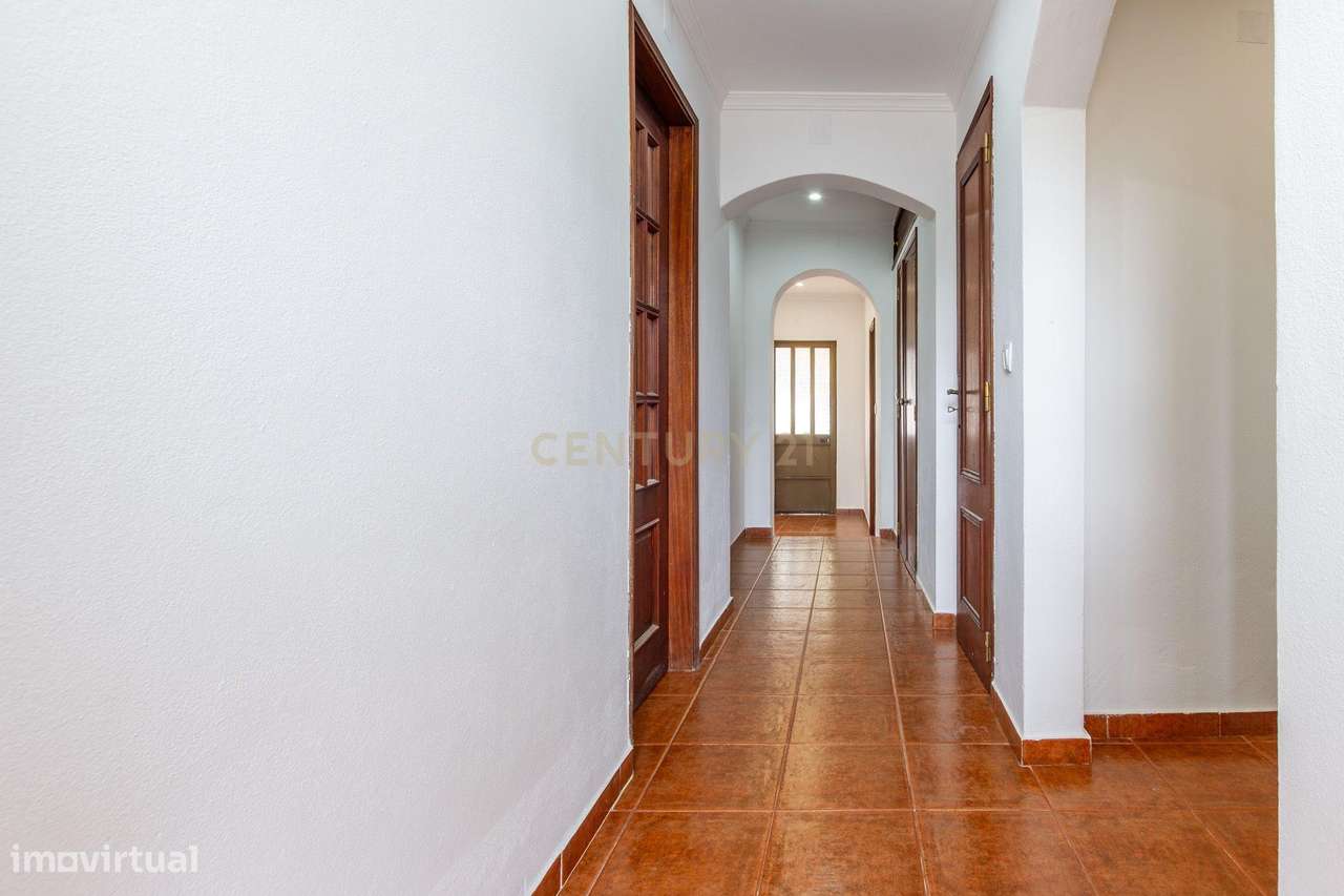 MORADIA BIFAMILIAR T2 + T2 COM GARAGEM E AMPLO ESPAÇO EXTERIOR.-14
