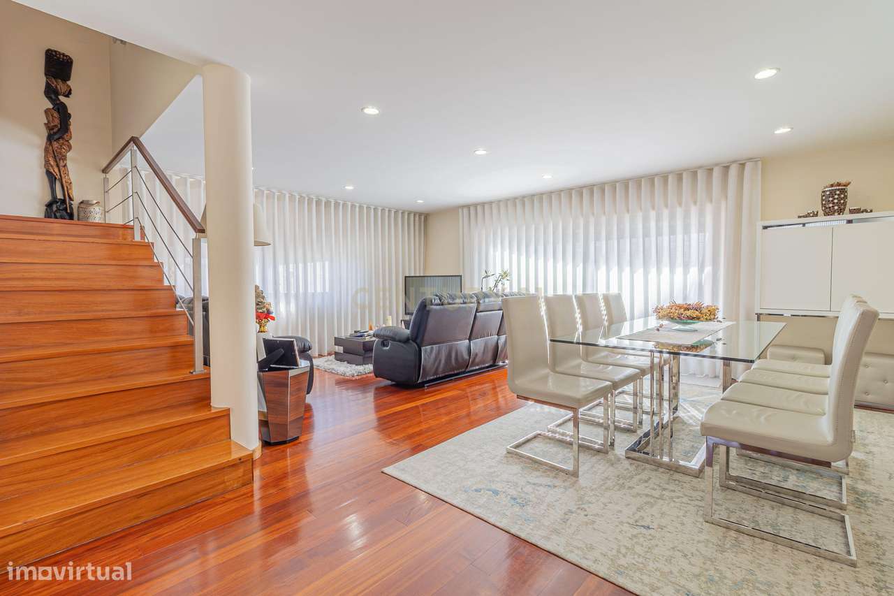 Moradia T4 de gaveto com 650 m2 de área de terreno e com Piscina aque - Grande imagem: 5/37