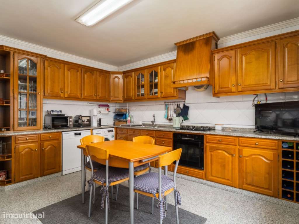 Moradia T4+1 localizada no bairro do 'Casal Novo'.-24