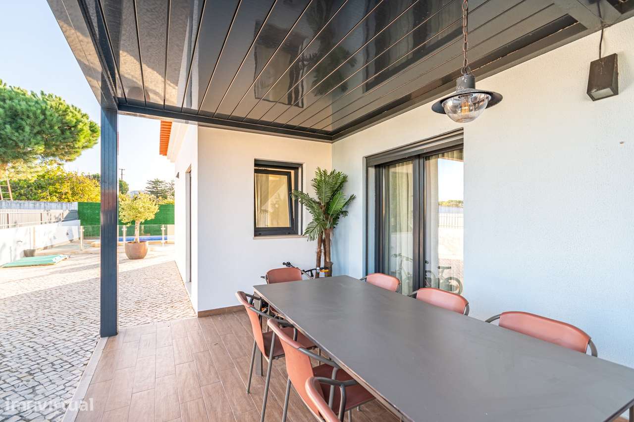 Excelente Moradia térrea Semi nova com piscina na Moita-34