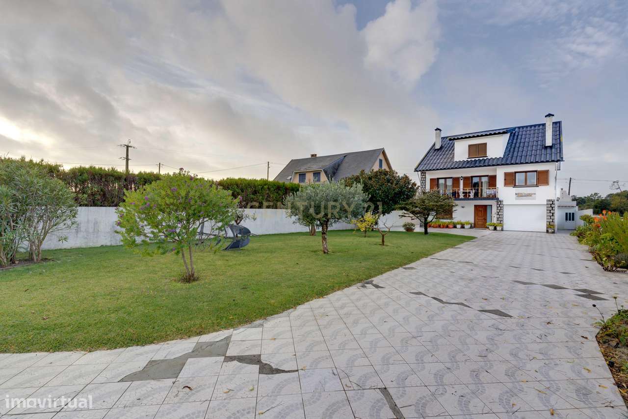 Moradia com um belissimo espaço exterior e praia privada!-8