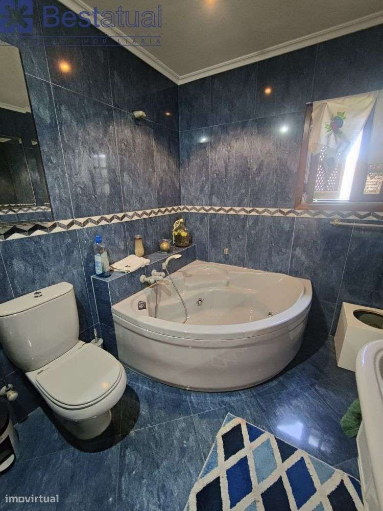 Moradia T4  C/Sótão + 1 Habitação T 3 - J/MC Donalds-31