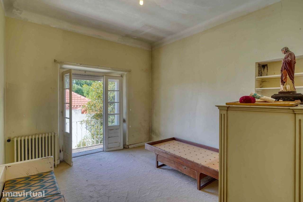 Moradia para recuperar no centro do Estoril, com piscina e vista mar-37