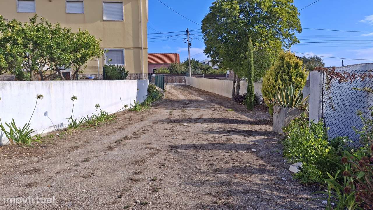 Magnífica propriedade constituída por moradia bi-familiar e armazém.-2