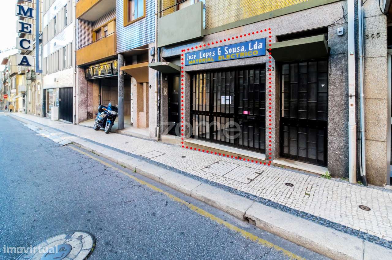 Loja com 2 pisos na Rua Faria Guimarães, Porto - Para investimento - Grande imagem: 2/32
