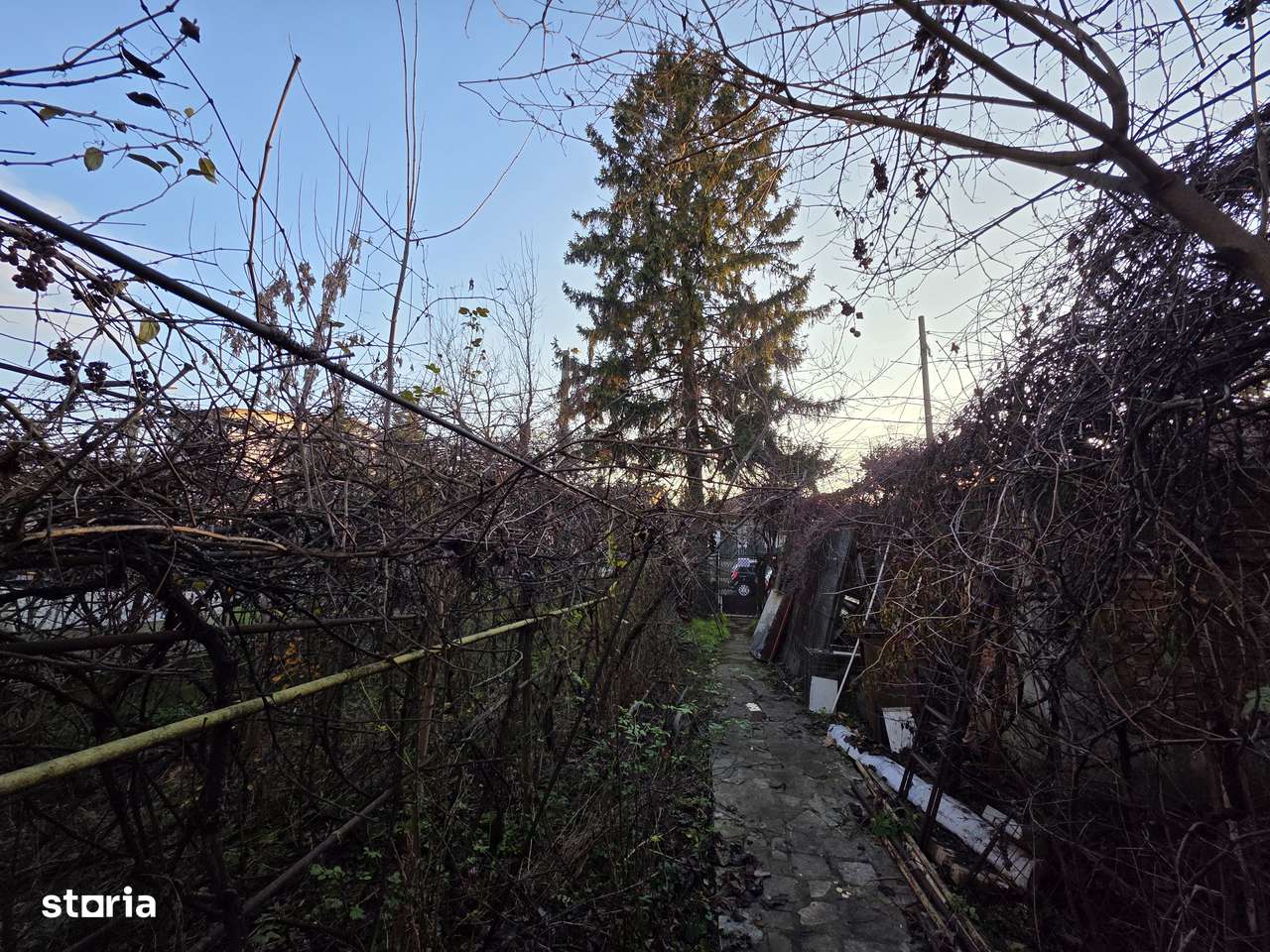 Casă spațioasă cu garaj în Damaroaia, Sector 1-3