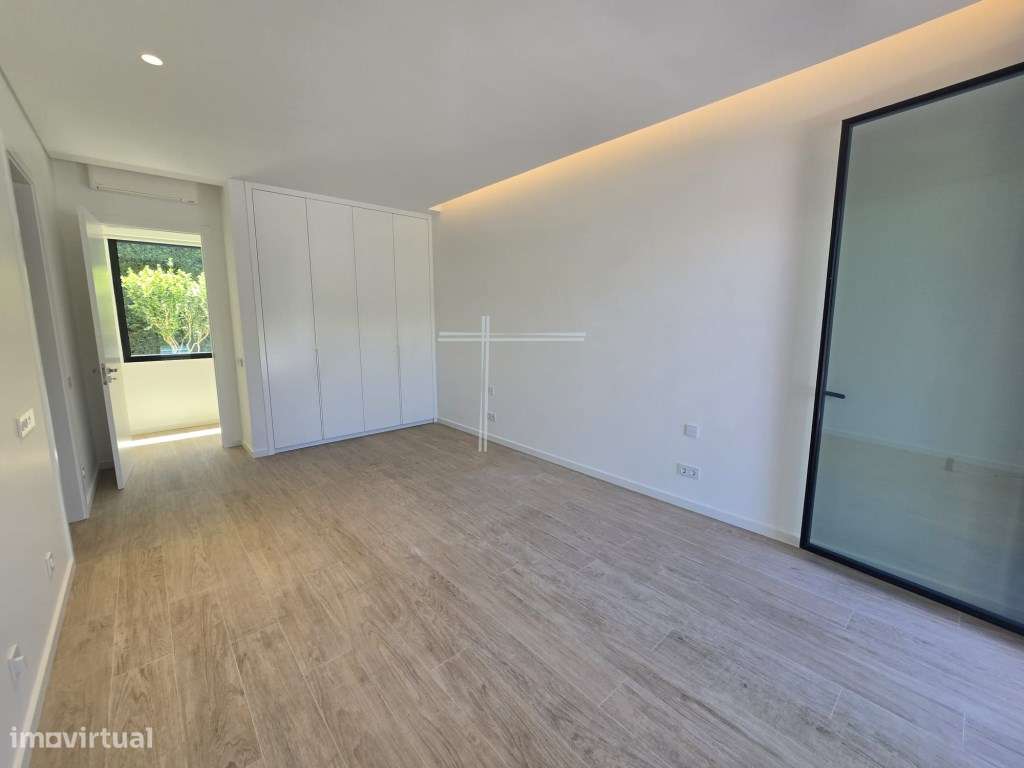 Moradia isolada T4, arquitetura contemporânea com garagem e piscina...-24