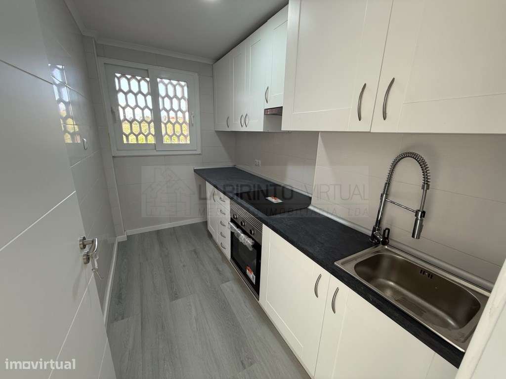 Vende-se T2 renovado, na Pontinha - Odivelas-3