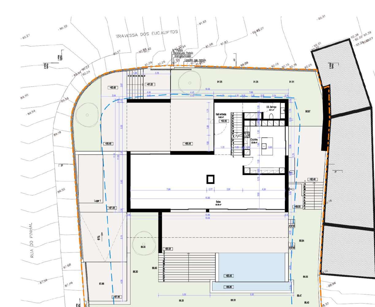 Moradia T4 contemporânea com jardim e piscina no bairro da Martinha, E-27