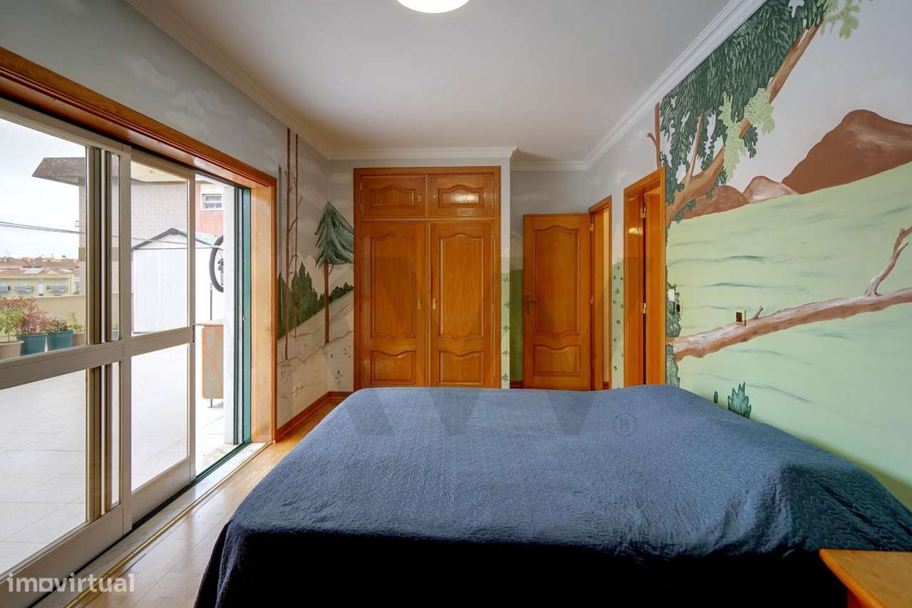 Apartamento T2 com Terraço e Arrecadação em Mem Martins-5