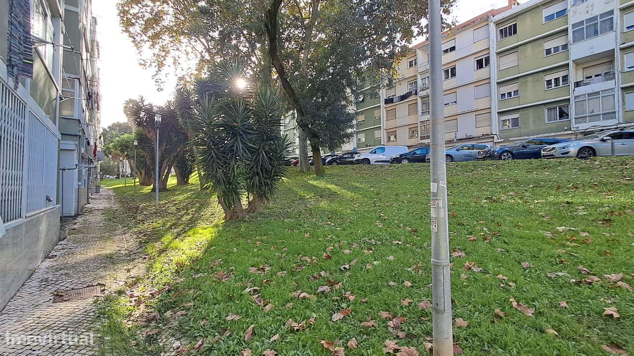 Apartamento T2 Remodelado em Benfica-21