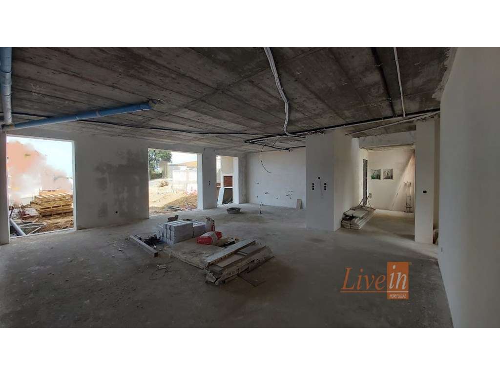 Moradia T4 Nova com Piscina e Jardim em Condomínio Privado em Mafra-5