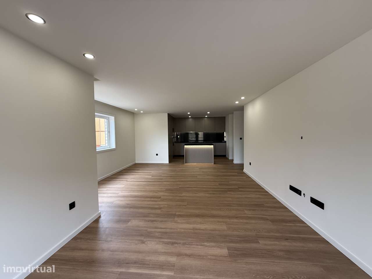 Apartamento T 3  com boas áreas remodelado junto à praia-0