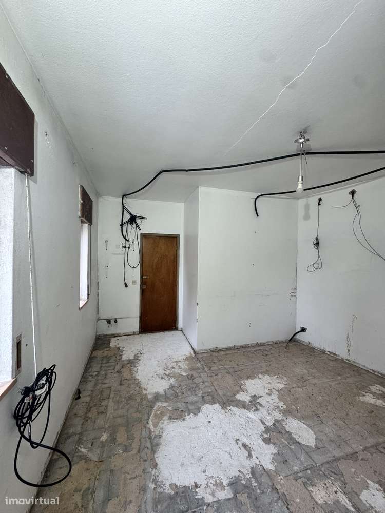 Oportunidade para investidores: T2 para renovar — centro de Lagos. - Grande imagem: 2/21