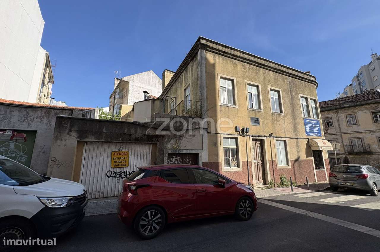 Prédio para recuperação total em Queluz-4