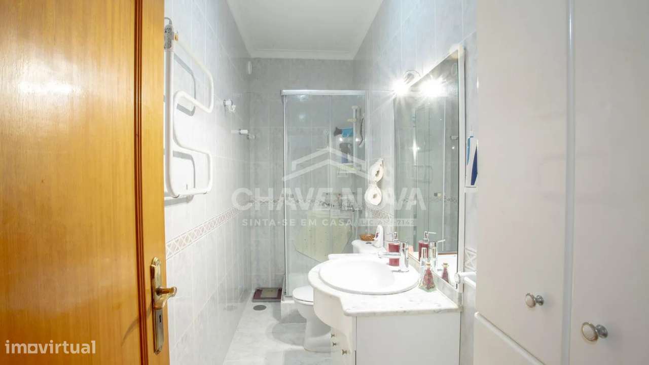 Apartamento T2 c/ varanda em Canelas-16