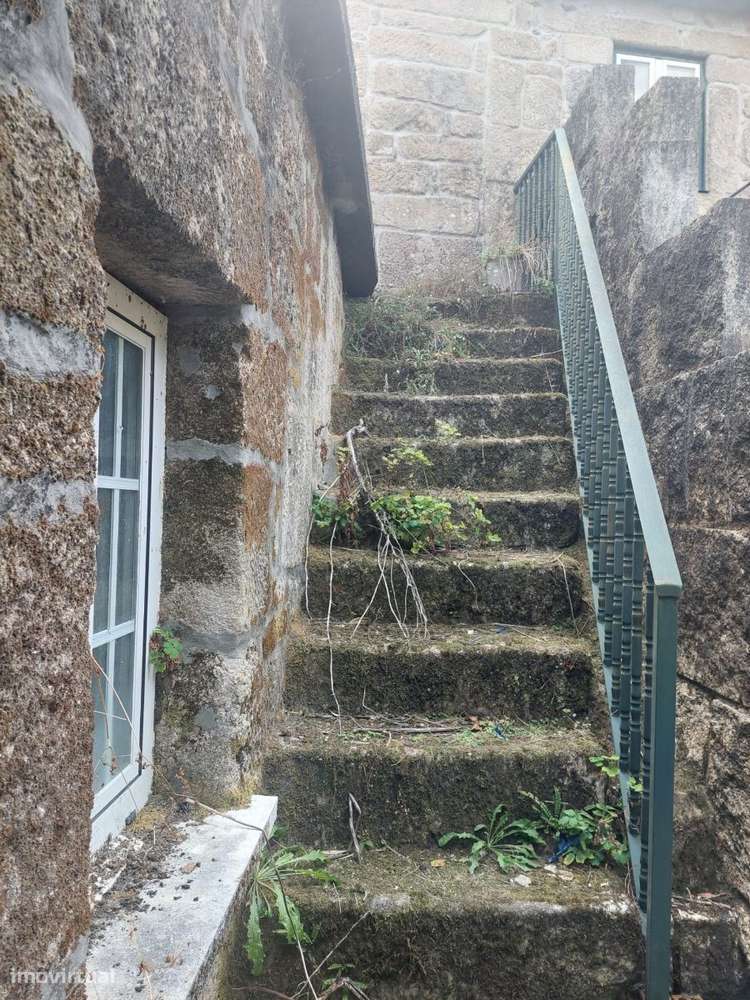 Moradia t4 , interior para recuperar- toda em pedra-2 gar. individuais-14