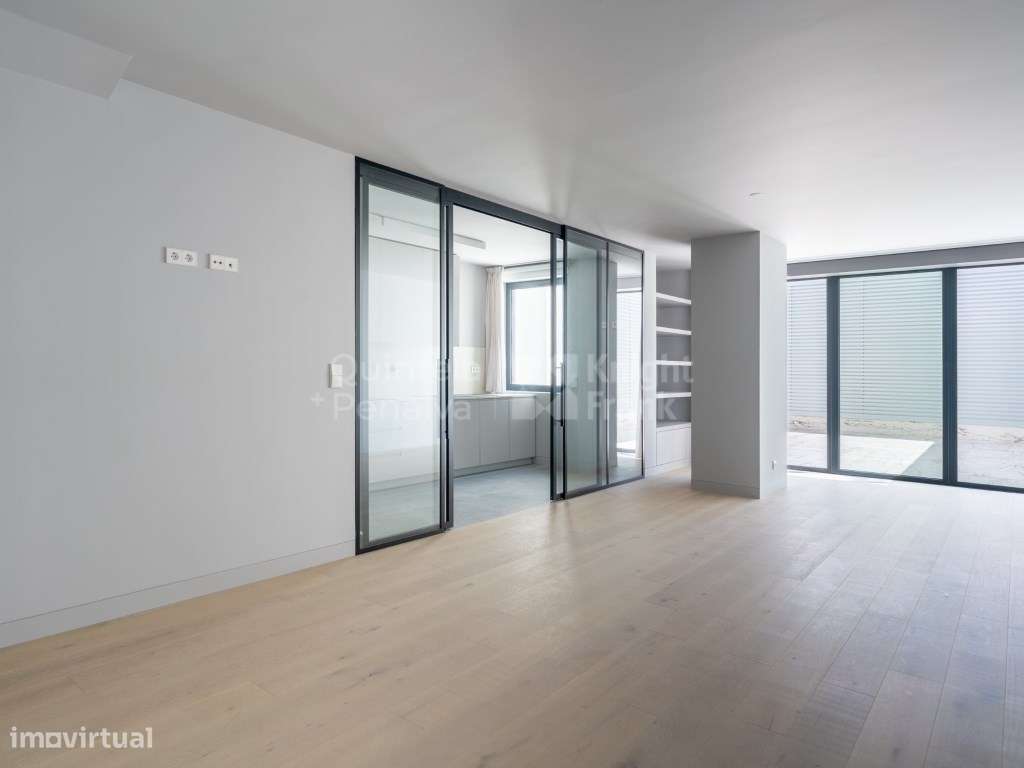 Apartamento T2 duplex com terraço e estacionamento nas Avenidas Novas - Grande imagem: 3/28