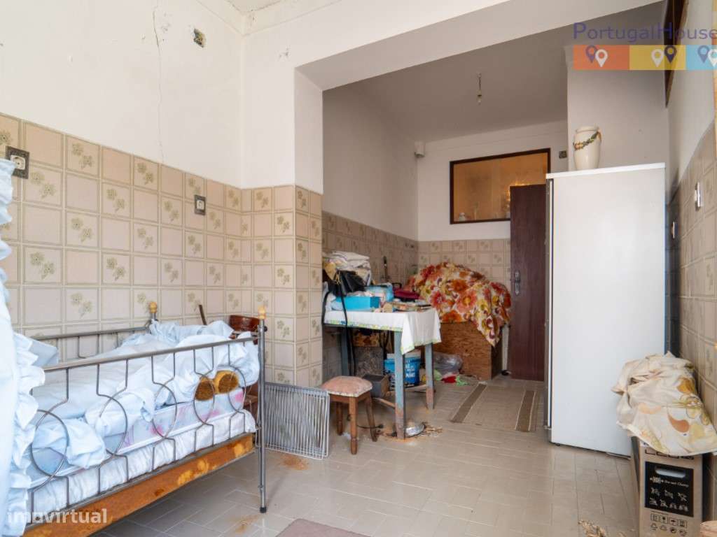 Prédio constituído por 2 apartamentos T2 com entradas independentes...-12