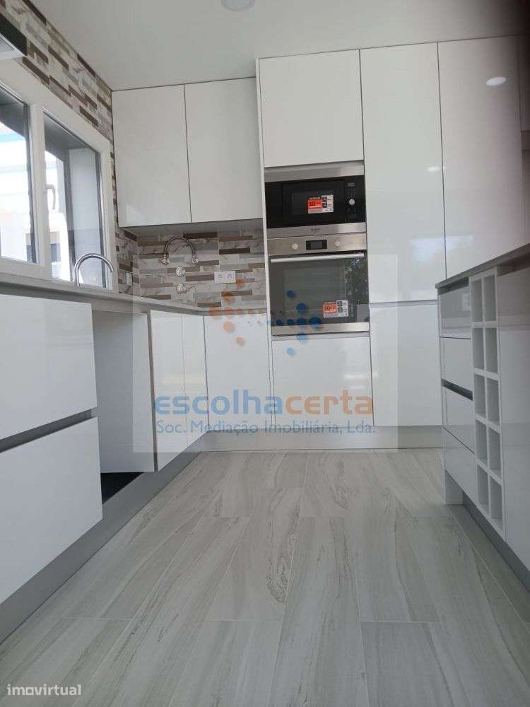 MORADIA TÉRREA T4 ISOLADA EM CONSTRUÇÃO - FERNÃO FERRO-33