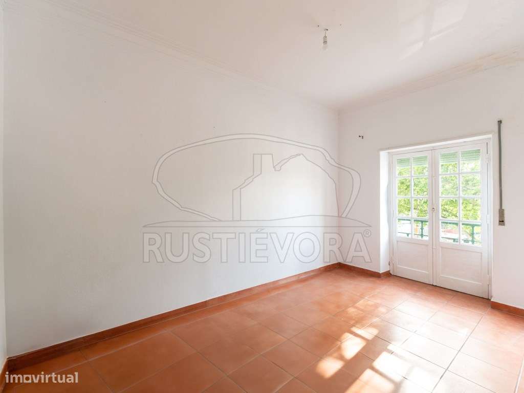 Apartamento T2, 1º andar, cozinha semi-equipada, com muita luminosi... - Grande imagem: 3/13