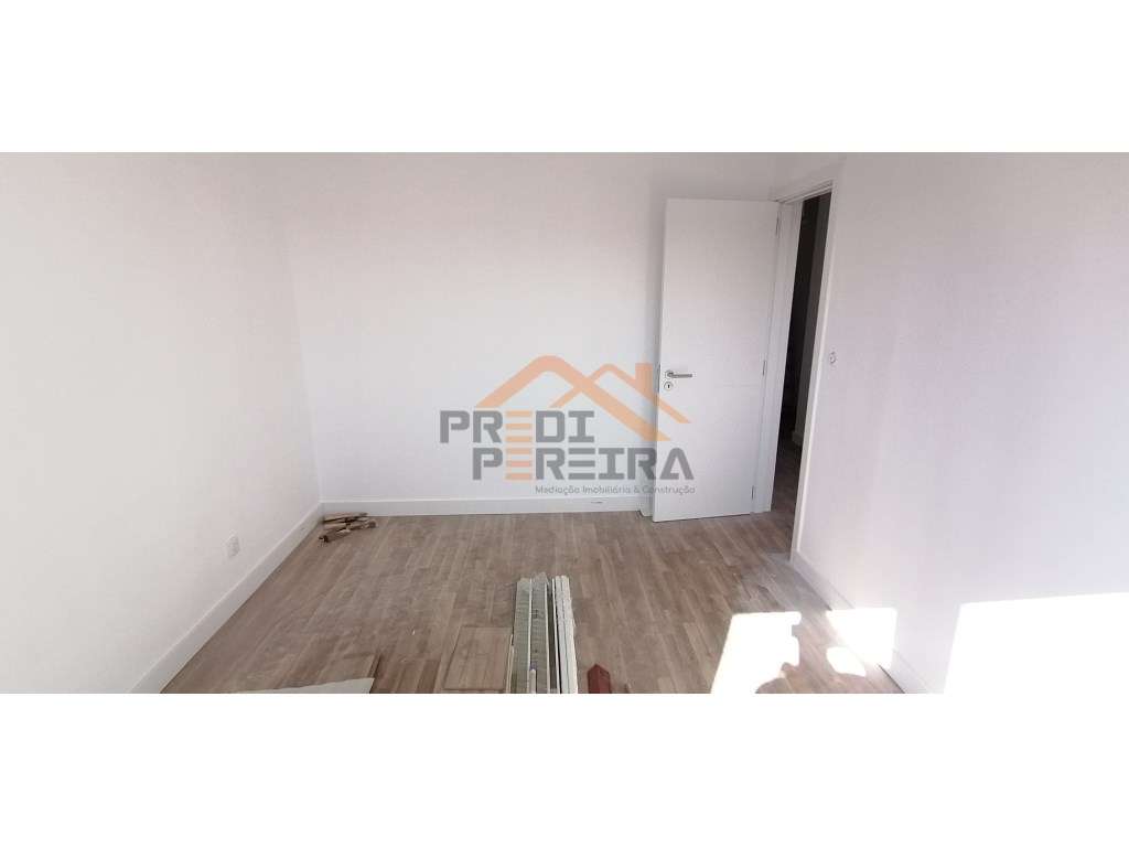 Apartamento T3 totalmente remodelado - Santo António dos Cavaleiros...-16