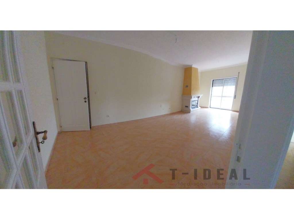 Apartamento T2 com varanda e lareira - Grande imagem: 4/20