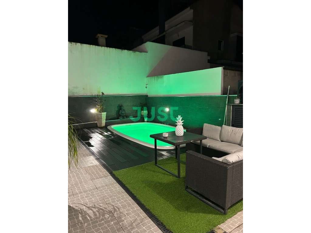 Moradia isolada, T3, seminova com garagem e piscina na Quinta do Conde-1