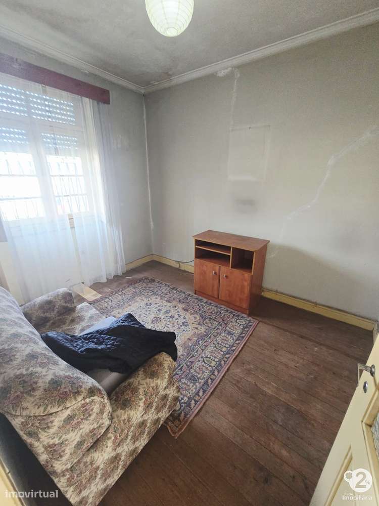 Moradia V3 no Porto perto do Parque Nascente ( para recuperar )-15