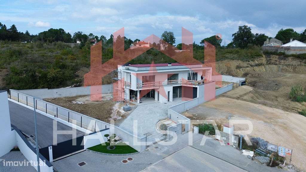 Moradia T4+1 / 2 Suites / Parceiros-0