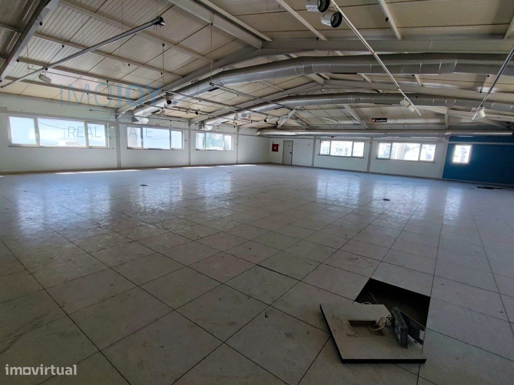 Armazém com 5 Pisos no Prior Velho - Grande imagem: 1/18