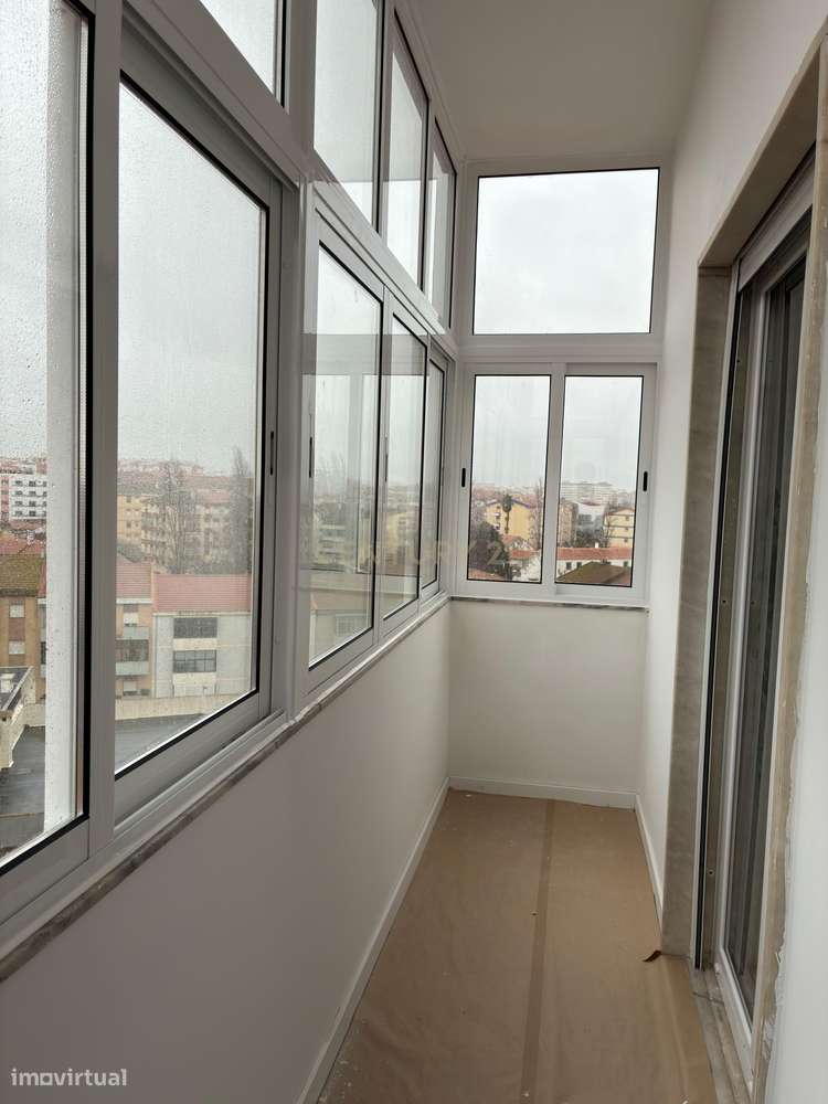 Apartamento Renovado com Vista Rio em Barreiro - Grande imagem: 2/16