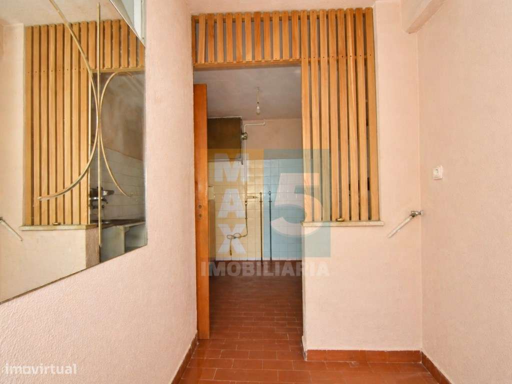 T1 com boa luz natural para remodelação total - Vale da Amoreira-18