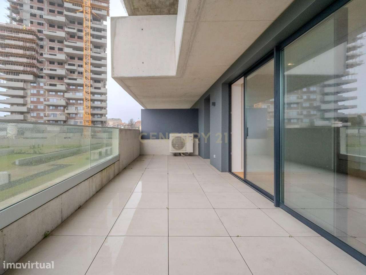 Apartamento T3 de Luxo em Condomínio Privado com Piscina, Padel e Giná-1