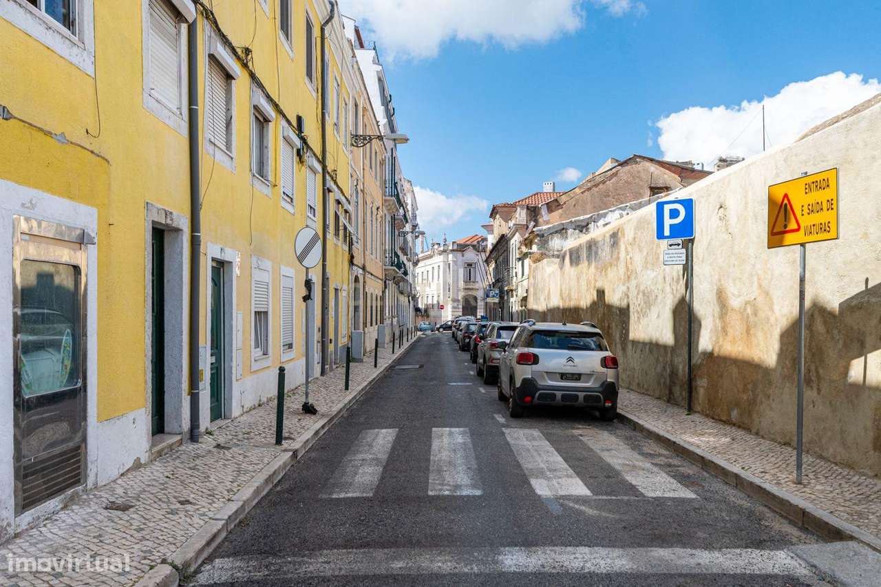 Apartamento com enorme potencial na prestigiada zona da Lapa / Estrela-21