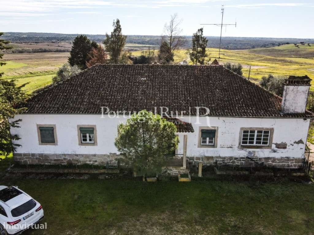 Quinta com casa de habitação T5 e diversas construções-6