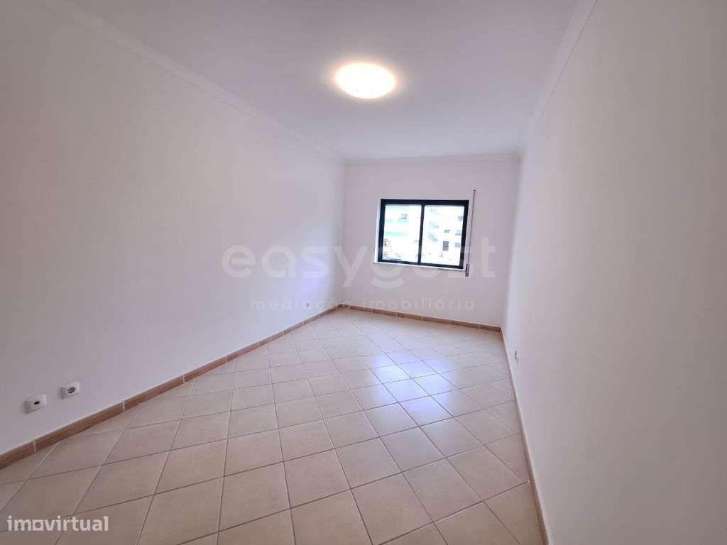 Apartamento T3 com 152 m2, com parqueamento na garagem localizado n...-14