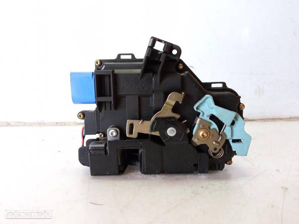 Fecho da porta frente direita VOLKSWAGEN TOUAREG (7LA,7LA,7LA) (2004-2010) 5.0 V... - 2