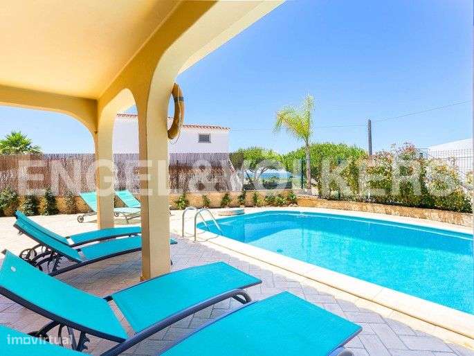 Moradia Tradicional com Vista Mar e a pé da Praia - Grande imagem: 2/24