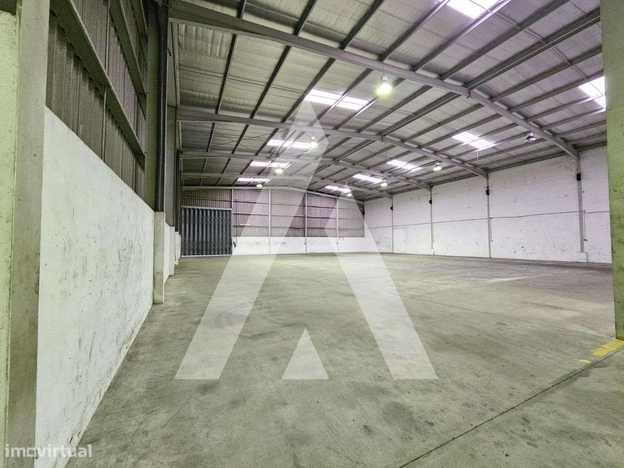 Armazém com dois pisos e balneários em Oiã - Grande imagem: 4/28