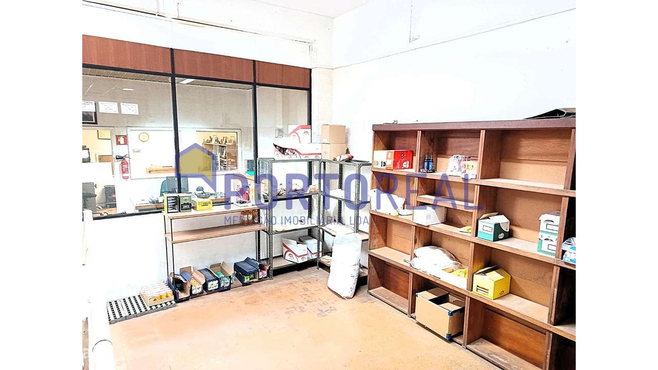 Armazém 2 entradas na Rua Zambeze- Porto-3