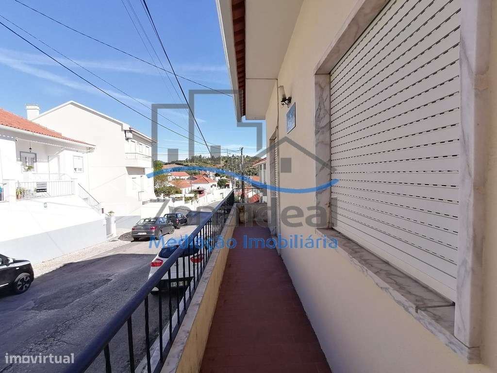 Moradia com dois pisos e logradouro, localizada em Alenquer-16