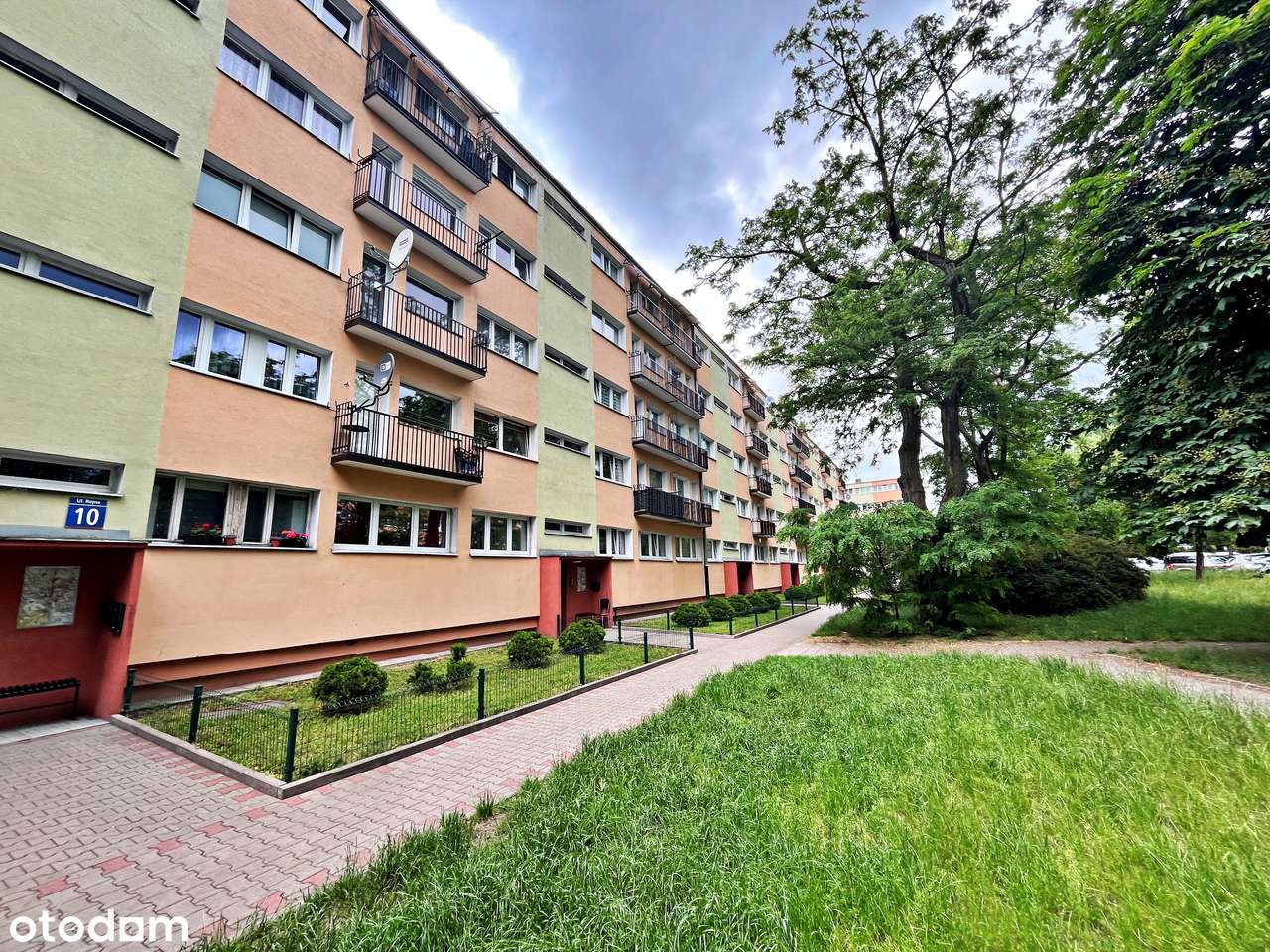 2 pokoje na parterze do remontu - ul. Rojna 10-7