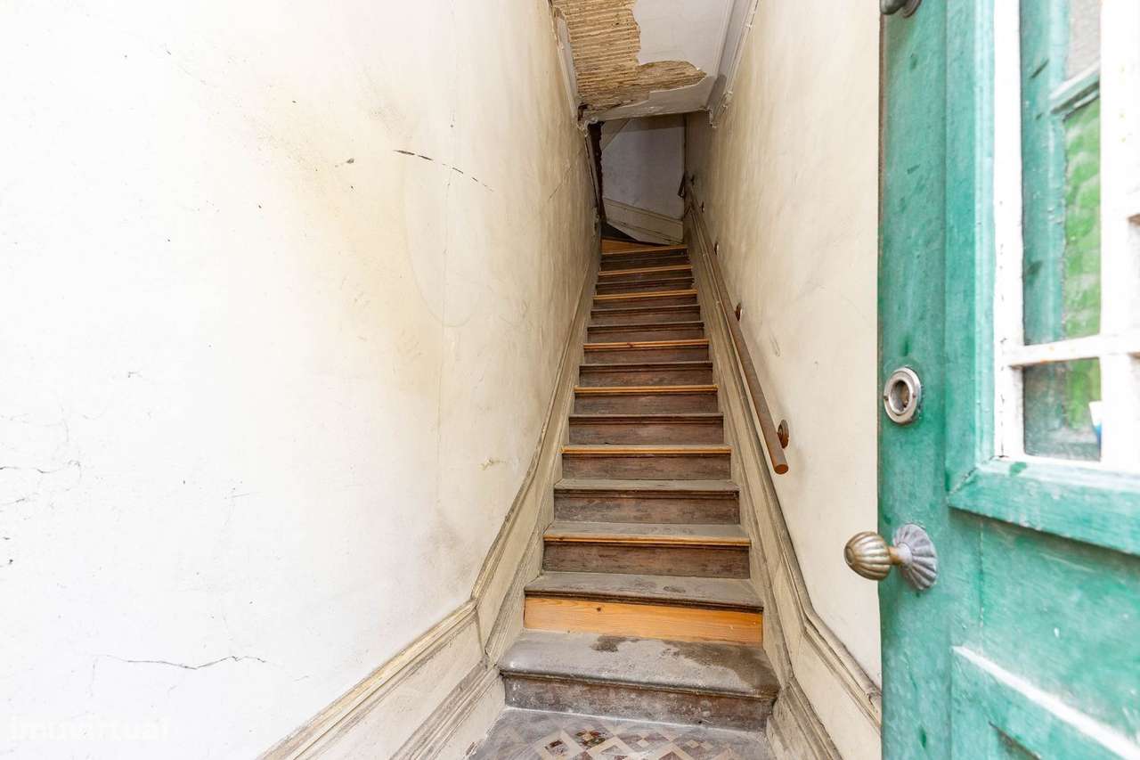 Andar Moradia T4 Duplex para Renovação Total-6