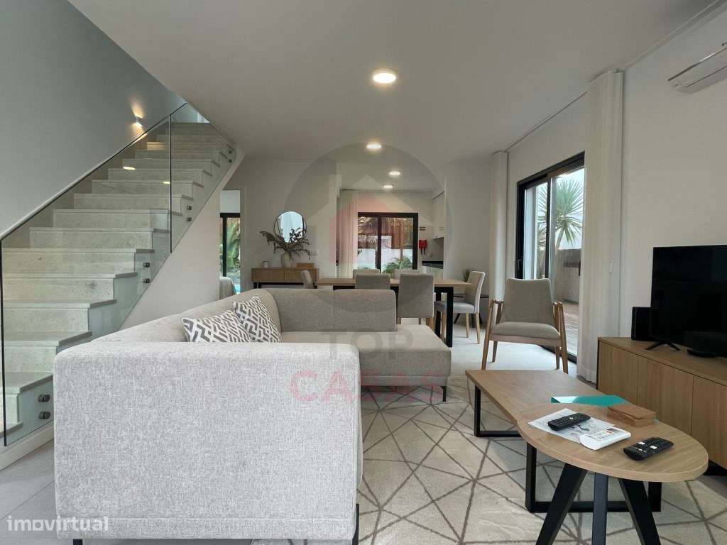 Moradia de arquitectura moderna com piscina privada-13